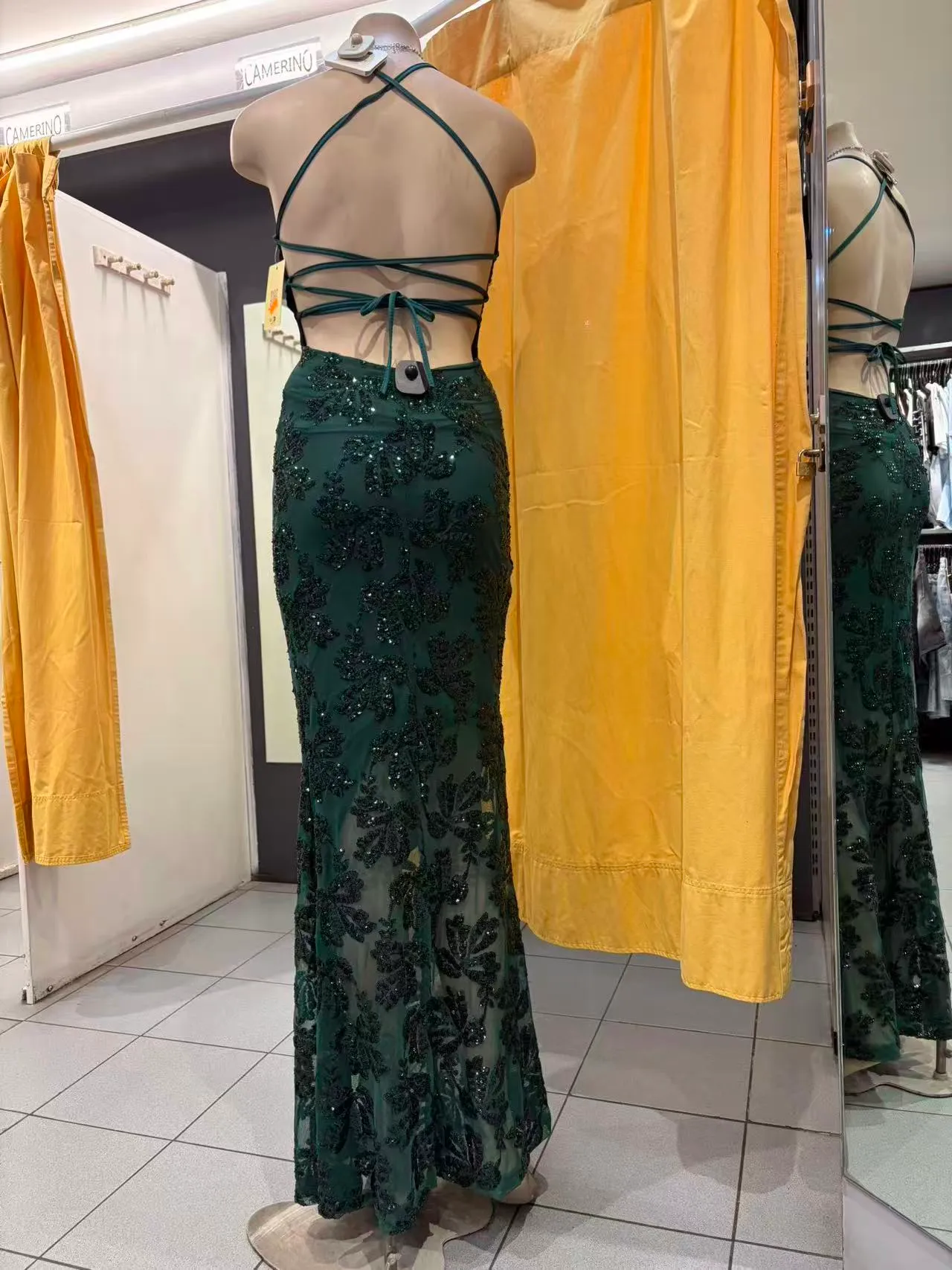 Abito lungo verde smeraldo con paillettes e schiena scoperta con lacci incrociati, vista posteriore
