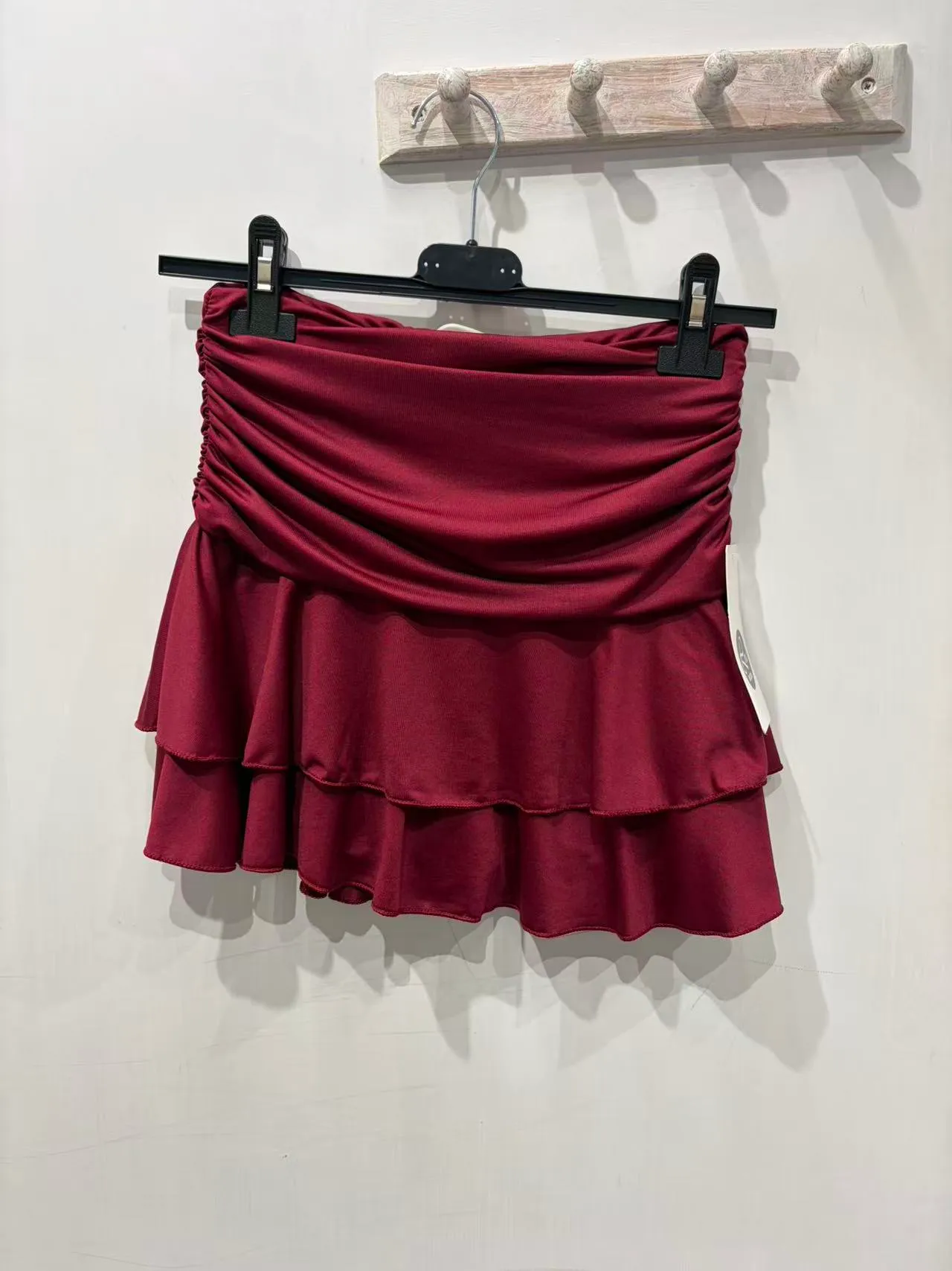 Gonna corta bordeaux con fascia arricciata e doppio volant, vista frontale
