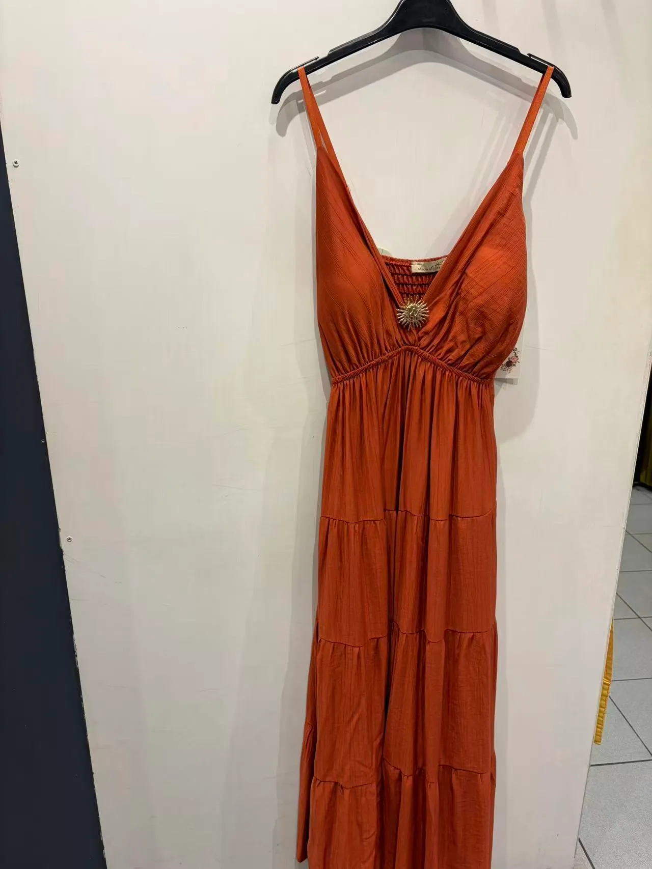 Abito lungo arancione con scollo a V, dettaglio centrale e gonna a balze, vista frontale