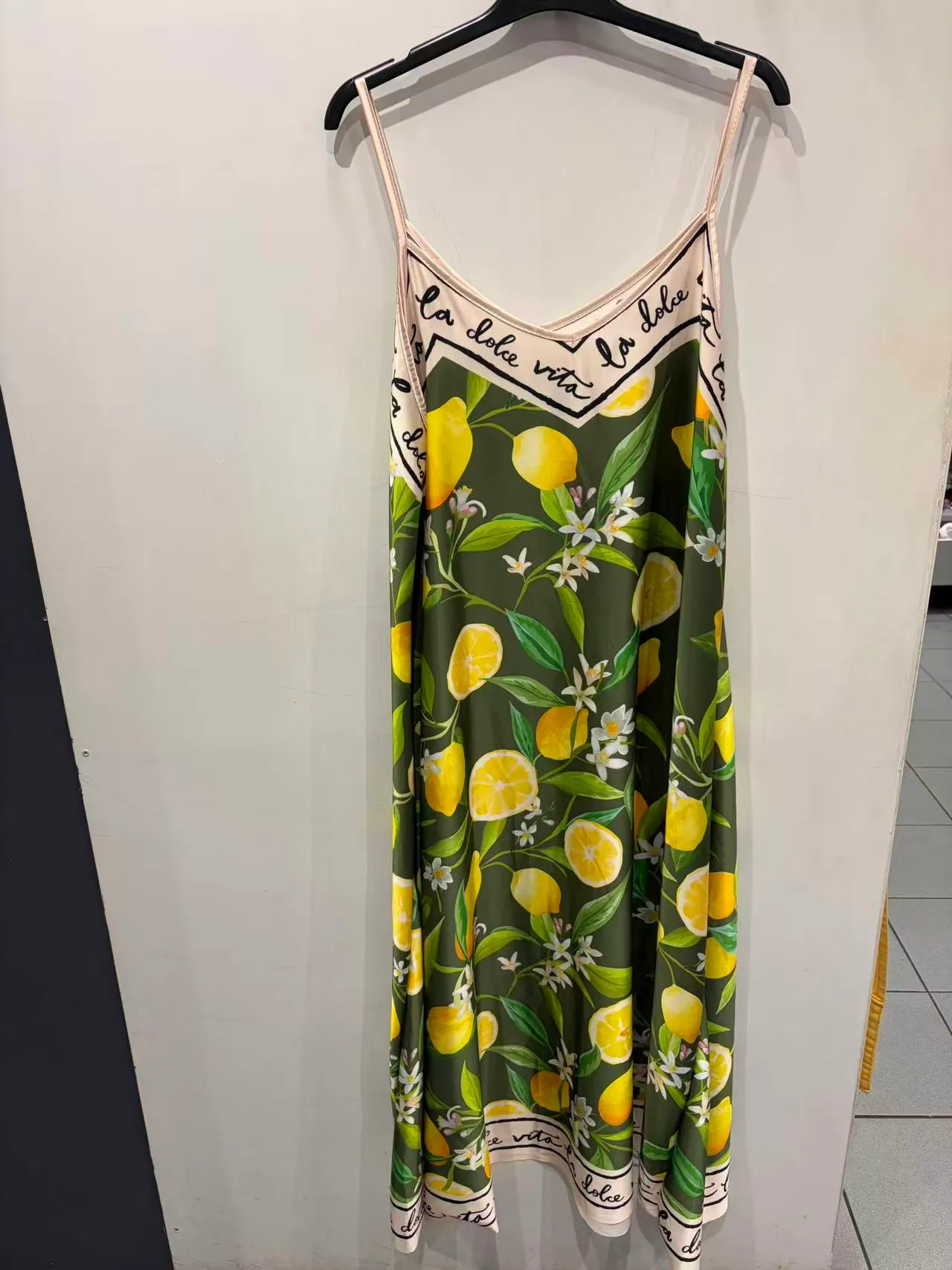 Abito lungo con spalline sottili e stampa di limoni e fiori, vista frontale