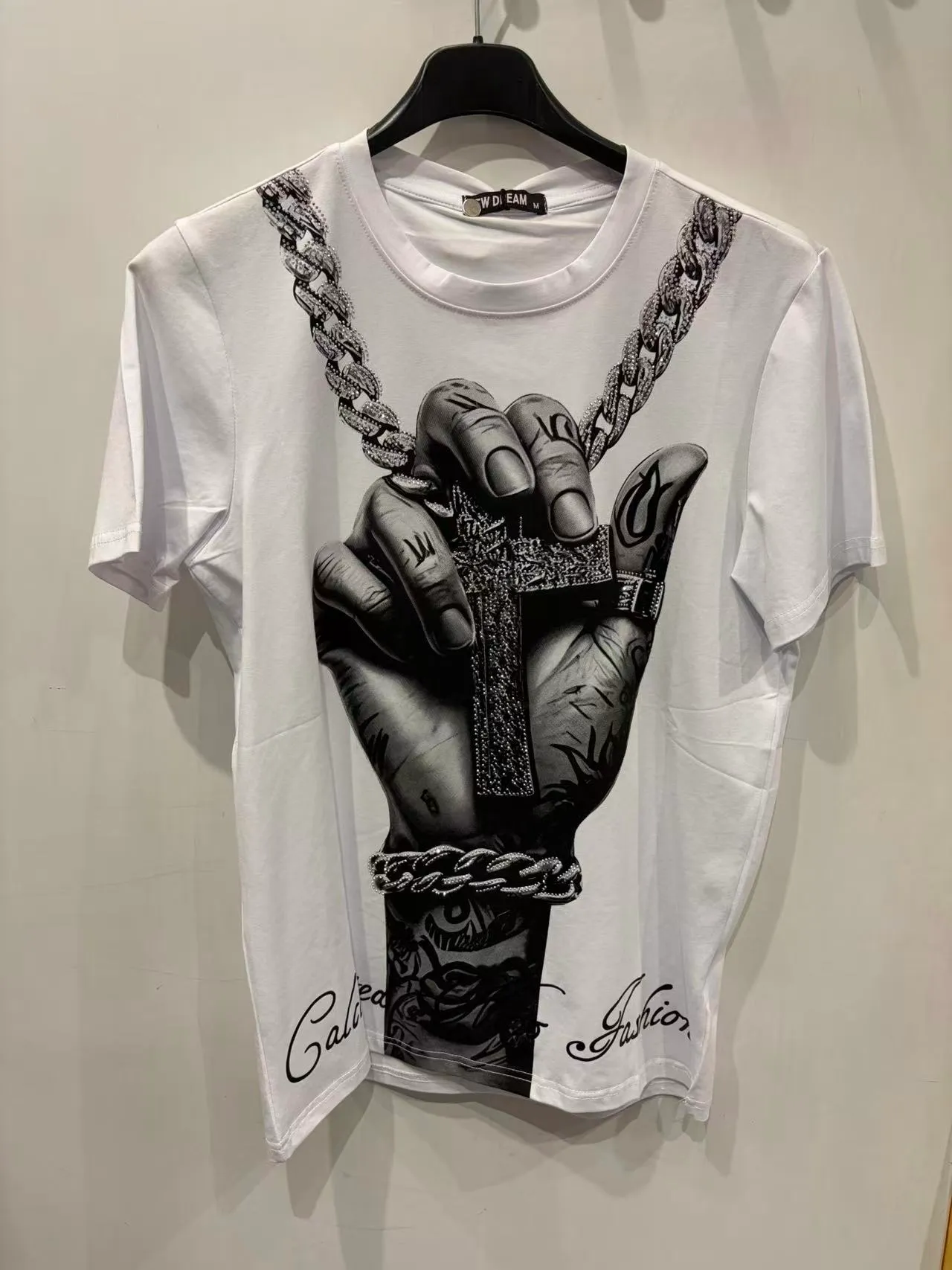 T-shirt bianca con grafica mano e catena, vista frontale