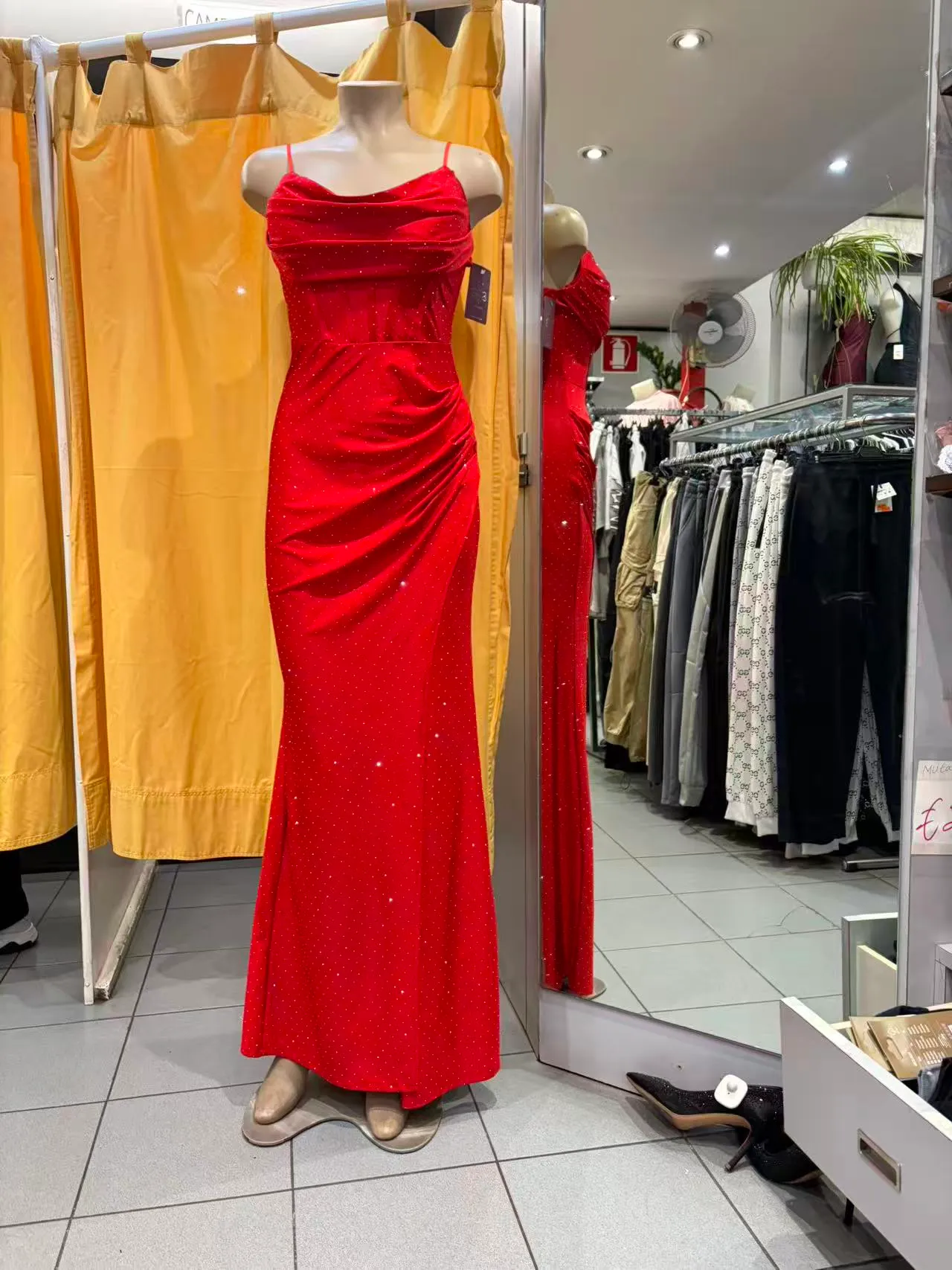 Abito lungo rosso con dettagli luminosi, spalline sottili e scollo drappeggiato, vista frontale