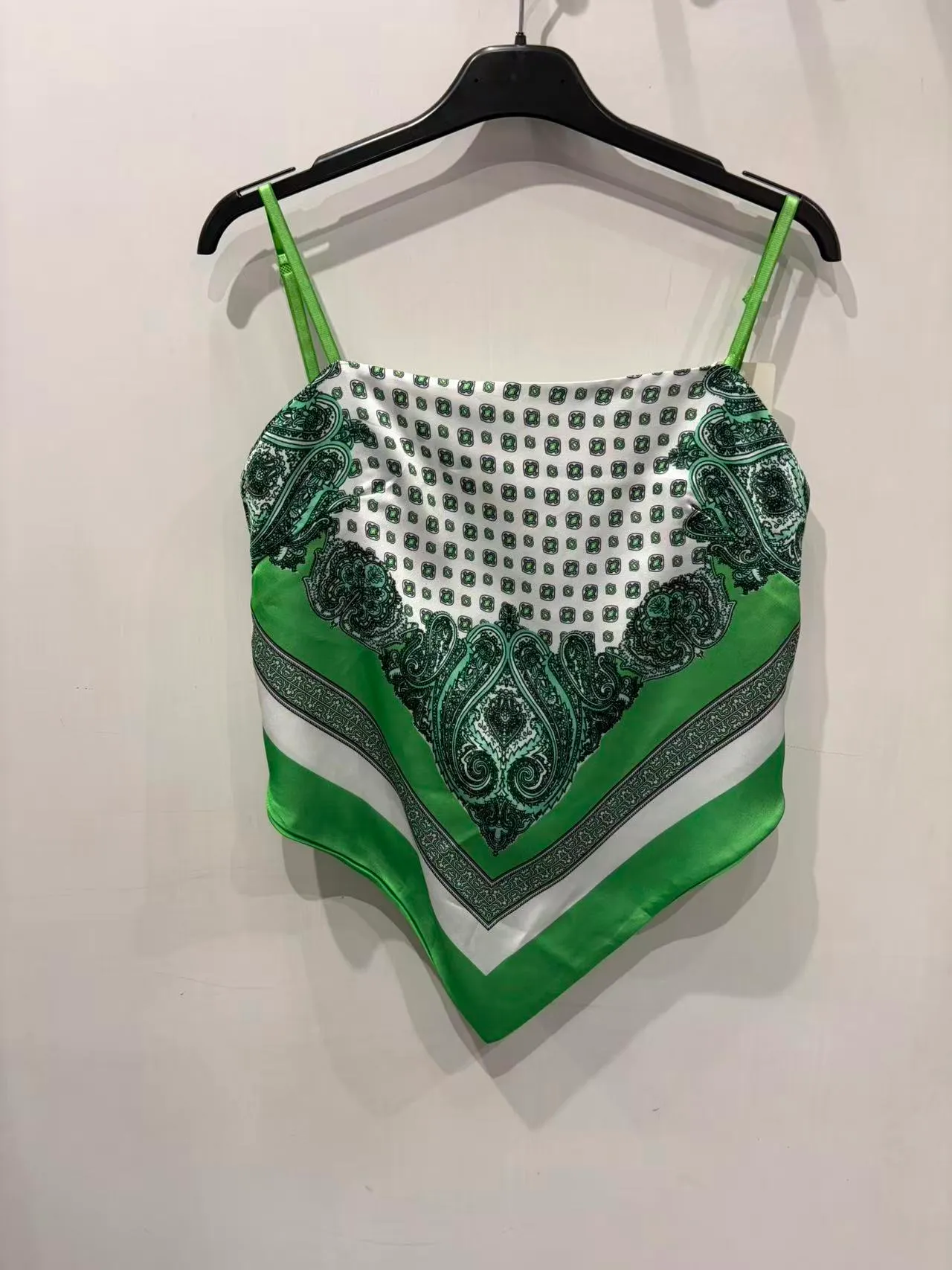 Top verde stile foulard con spalline e stampa geometrica, vista frontale