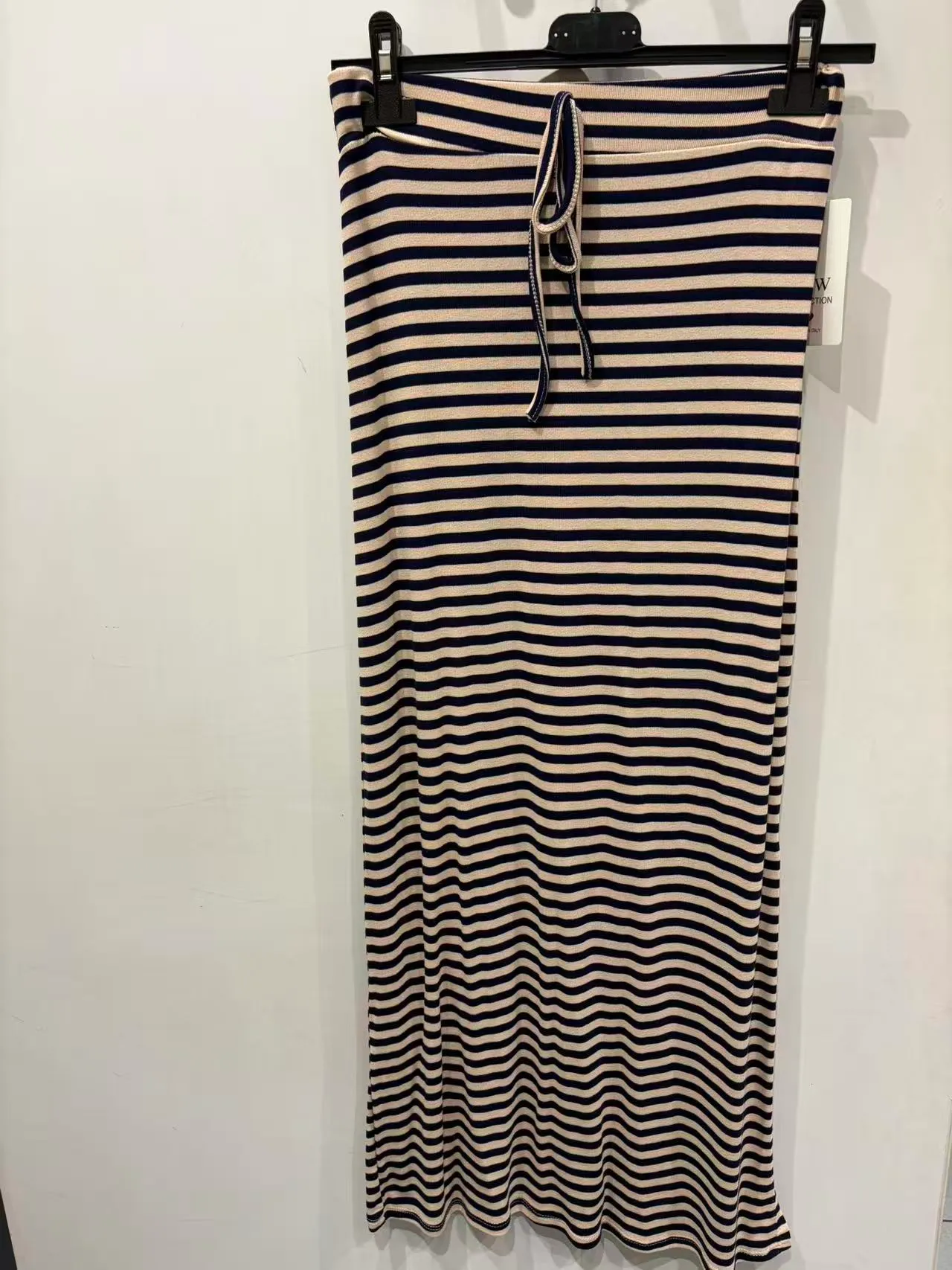 Gonna lunga a righe orizzontali blu navy e beige con coulisse in vita, vista frontale