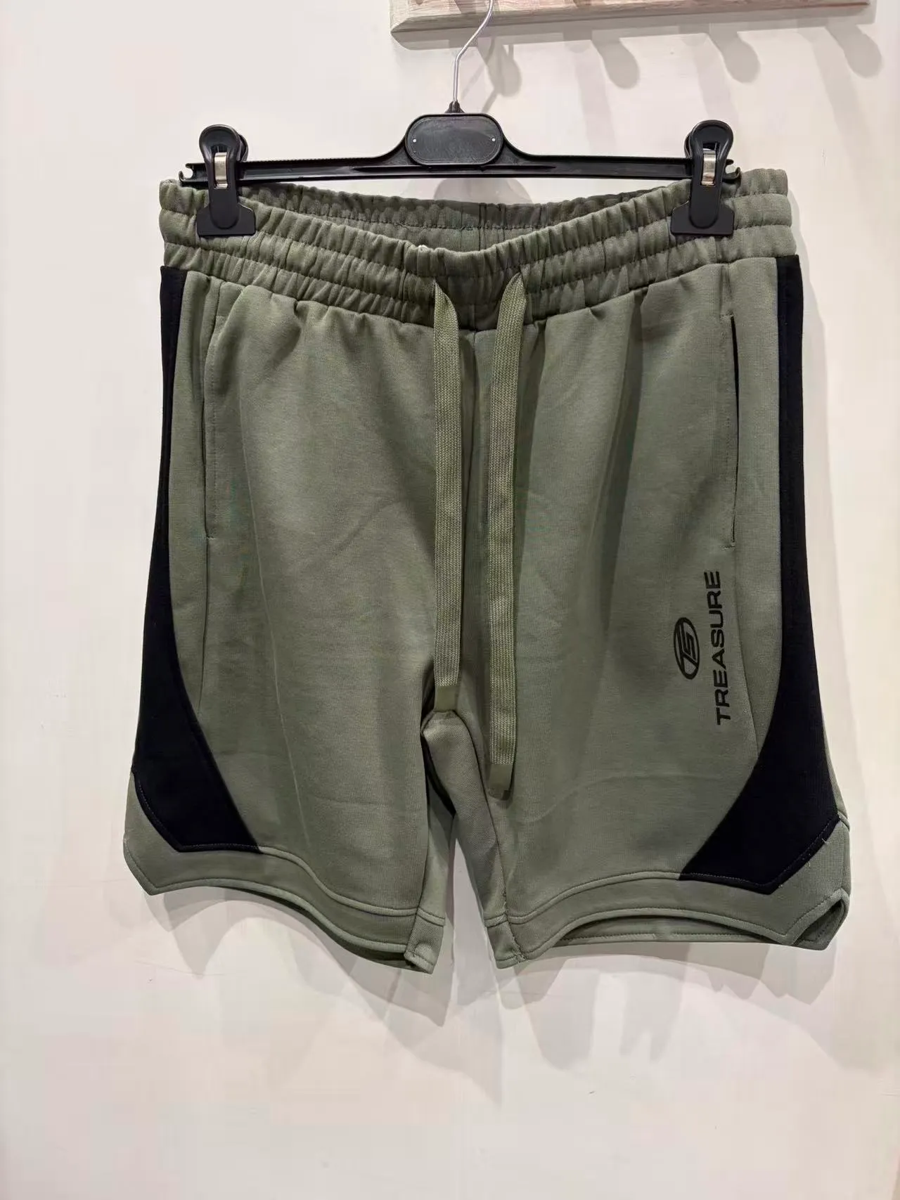 Pantaloncini verde oliva con pannelli laterali neri, vista frontale