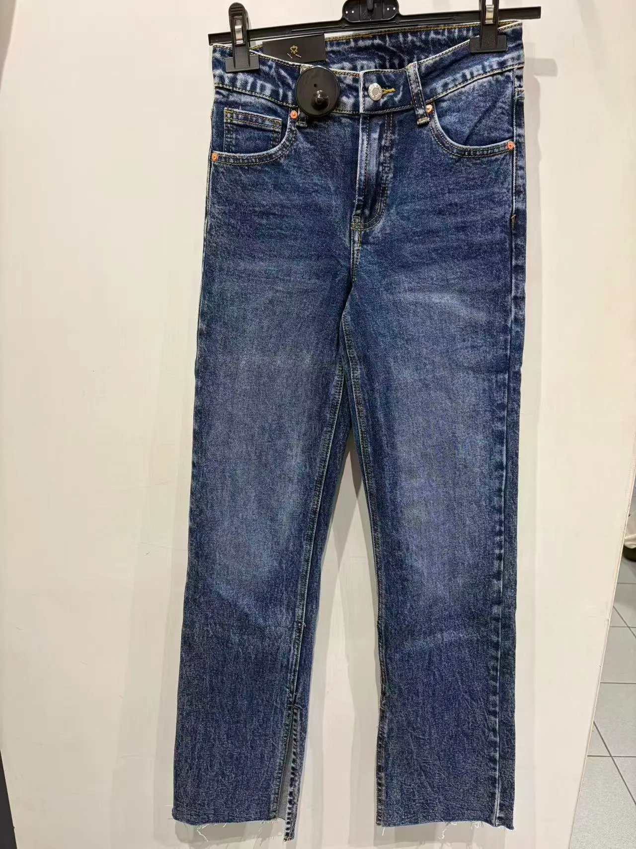 Pantaloni blu slim stile denim con cinque tasche, vista frontale