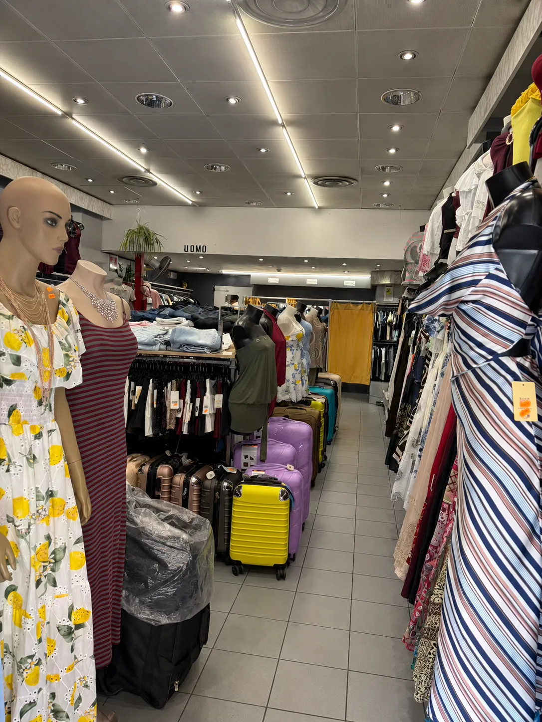 Interno del negozio Z&Y Fashion con capi esposti